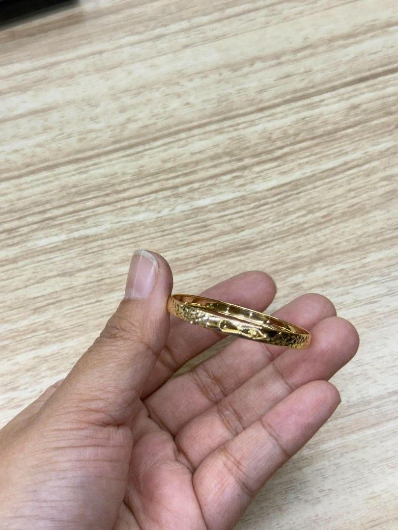 18k Saudi gold kids bangle (Category: Bracelets) located in Manila. Submitted by bhelgoldseller2ndaccount (Listing ID 1465949603, Image 3). Description: New!!✨New!!✨New!! Authentic 18k Saudi Golds 💯pawnable/naisasanla 💯with high appraisal rate 💯good investment 💯Direct supplier price 👉OPEN for resellers 🌺please take time to evaluate their actual sizes and grams 👉Best panggift for all occasions ✅ Sold per grams not per piece Kya lowest price