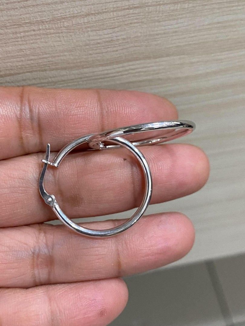 18k Saudi whitegold loop Earrings (Category: Earrings) located in Manila. Submitted by bhelgoldseller2ndaccount (Listing ID 1465949685, Image 1). Description: New!!✨New!!✨New!! Authentic 18k Saudi Golds 💯pawnable/naisasanla 💯with high appraisal rate 💯good investment 💯Direct supplier price 👉OPEN for resellers 🌺please take time to evaluate their actual sizes and grams 👉Best panggift for all occasions ✅ Sold per grams not per piece Kya lowest