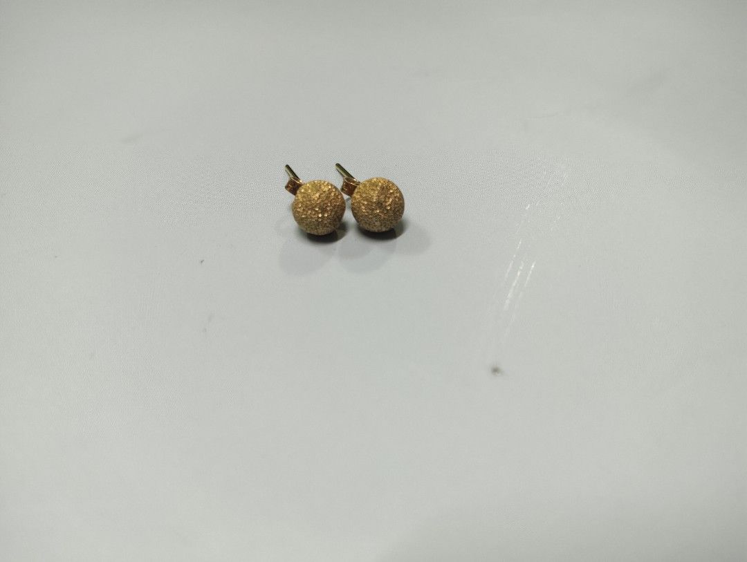 18k Vsl Round Gold Earrings (Category: Luxury Accessories) located in Manila. Submitted by john_eric28 (Listing ID 1465946104, Image 2). Description: 6,800 per gram 1.33grams brandnew like (Subasta Price 18k Solid Gold Earrings.
