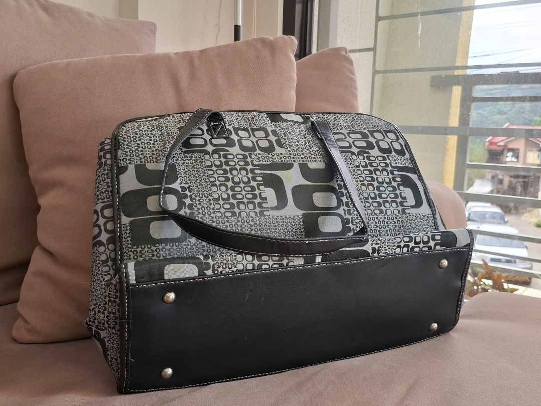2000s Grey and black patterned laptop tote bag with compartments (Category: Tote Bags) located in Caloocan City. Submitted by zealriver-613d71 (Listing ID 1465914697, Image 2). Description: - Stylish grey and black geometric pattern with a solid black base - Sturdy top handles and 4 metal protective feet - Spacious interior with multiple compartments - Built-in padded laptop sleeve with secure strap - Convenient zippered divider pocket - Two fron