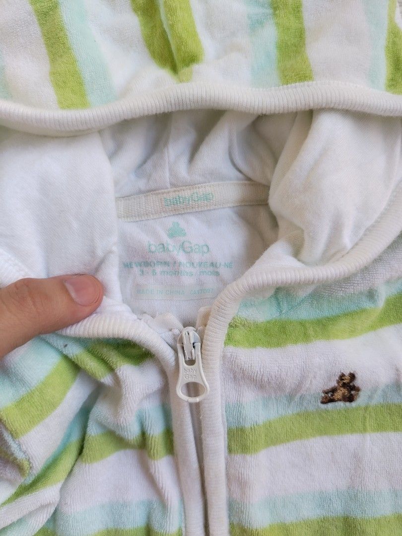 3-6M Baby Gap Romper (Category: Babies & Kids Fashion) located in Paranaque City. Submitted by closetbykimkirsten (Listing ID 1465822524, Image 2). Description: 🎀CANADA BOX🎀 ✨Condition: 8/10 ⚡W: 10/L: 16 & half inches 🪷Size: 3-6m 💸Price: P150(Non Negotiable) ♦️All Items are PRELOVED in good condition. ♦️Please do manage your expectations. ♦️WASH before USE ♦️BUY at your own RISK 🔥NO RETURN NO EXCHANGE POLICY🔥 ⛔BOGUS BUYER/JOY RESERVER will 