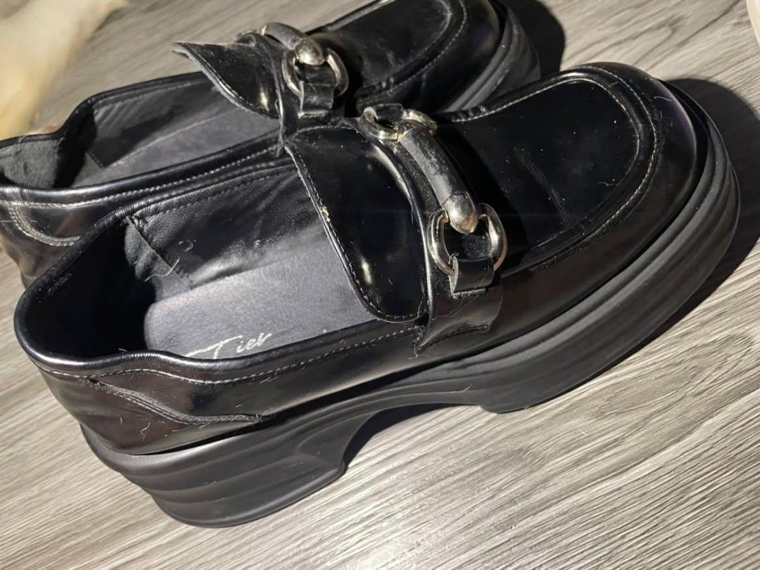 38 loafer (Category: Shoe inserts) located in Pasig City. Submitted by ckccccc (Listing ID 1465929842, Image 1). Description: Black Loafers 🖤 Preloved and well-used, but still high quality and sturdy. Perfect for everyday use, school, work, or duty. • Size: 38 • Color: Black • Condition: Well-used but still wearable • Price: ₱250 only 📍 Pick-up only: Pasig City Pick-up: Pasig 🛵Delivery: Available via rider/courier. Buyer will shoulder the ship