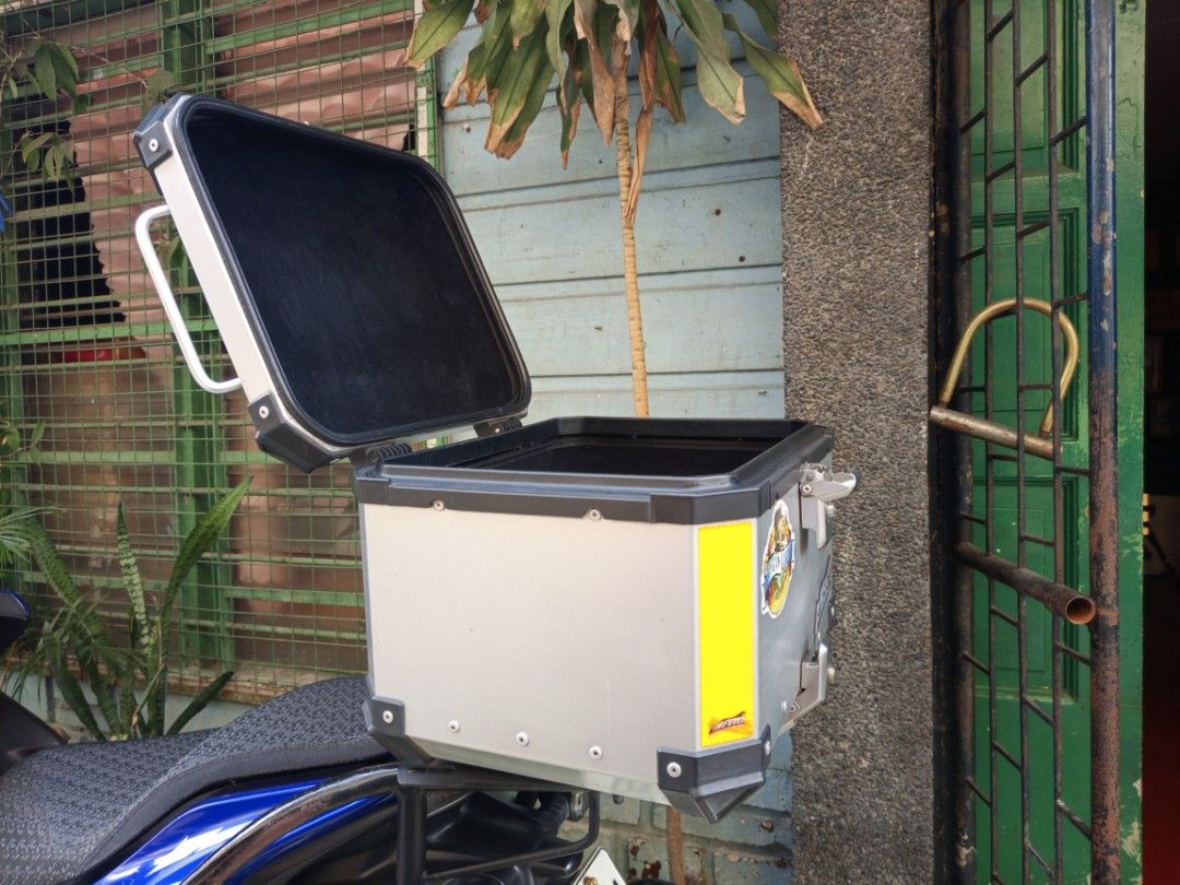 45L JPad Alloy Topbox (Category: Other Motorcycles Parts and Accessories) located in Manila. Submitted by jinhyung (Listing ID 1465767045, Image 2). Description: 45L Alloy Top box with customized heavy bracket FOR AEROX VERSION 1 with stainless bolts. Selling for 5,500 only slightly negotiable Manila Area.