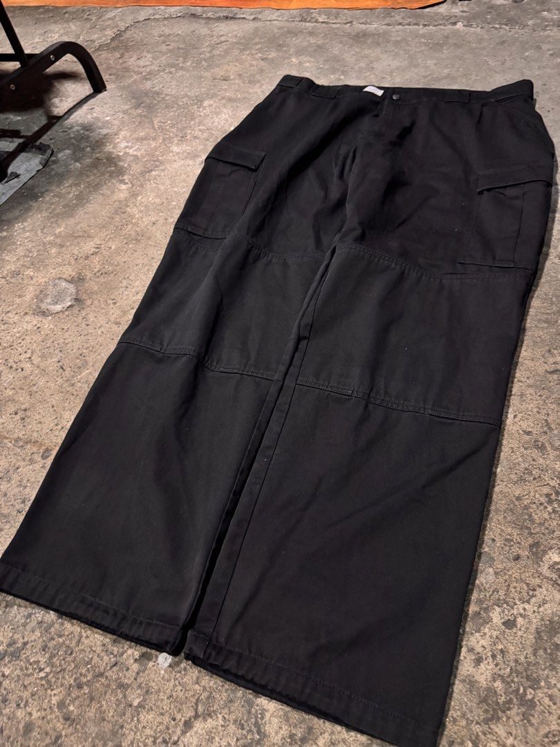 5.11 Tactical Black Cargo Pants Size 40 (Category: Trousers) located in Pasig City. Submitted by dripthrift1600 (Listing ID 1465949782, Image 3). Description: - Brand: 5.11 Tactical - Color: Black - Size: 40 - Material: Durable, heavy-duty fabric with reinforced knee and seat panels - Storage: Multiple utility pockets on the sides and back - Best for: Outdoor work, hiking, camping, and tactical training - Condition: Great quality utility wear - D