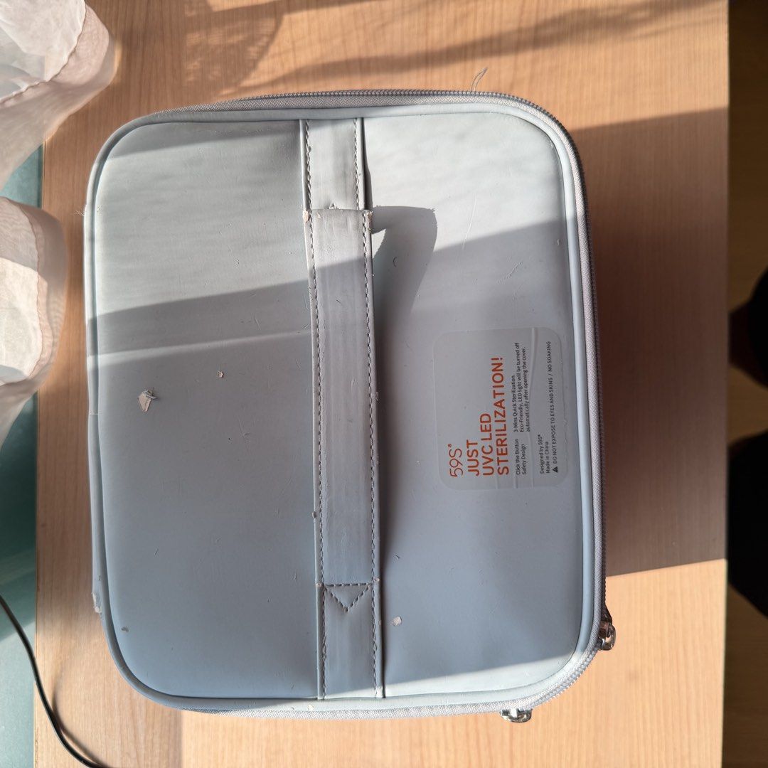 59S UVC LED Sterilization Bag ProMED (Category: Medical Supplies & Tools) located in Makati City. Submitted by hojichaboi (Listing ID 1465801716, Image 2). Description: - Authentic 59S x ProMED collaboration UV sterilization bag in stylish light grey - Portable zipper pouch design featuring a convenient top handle for easy travel - Advanced UVC LED technology for quick and effective sanitization - Simple one-touch operation via the front control 