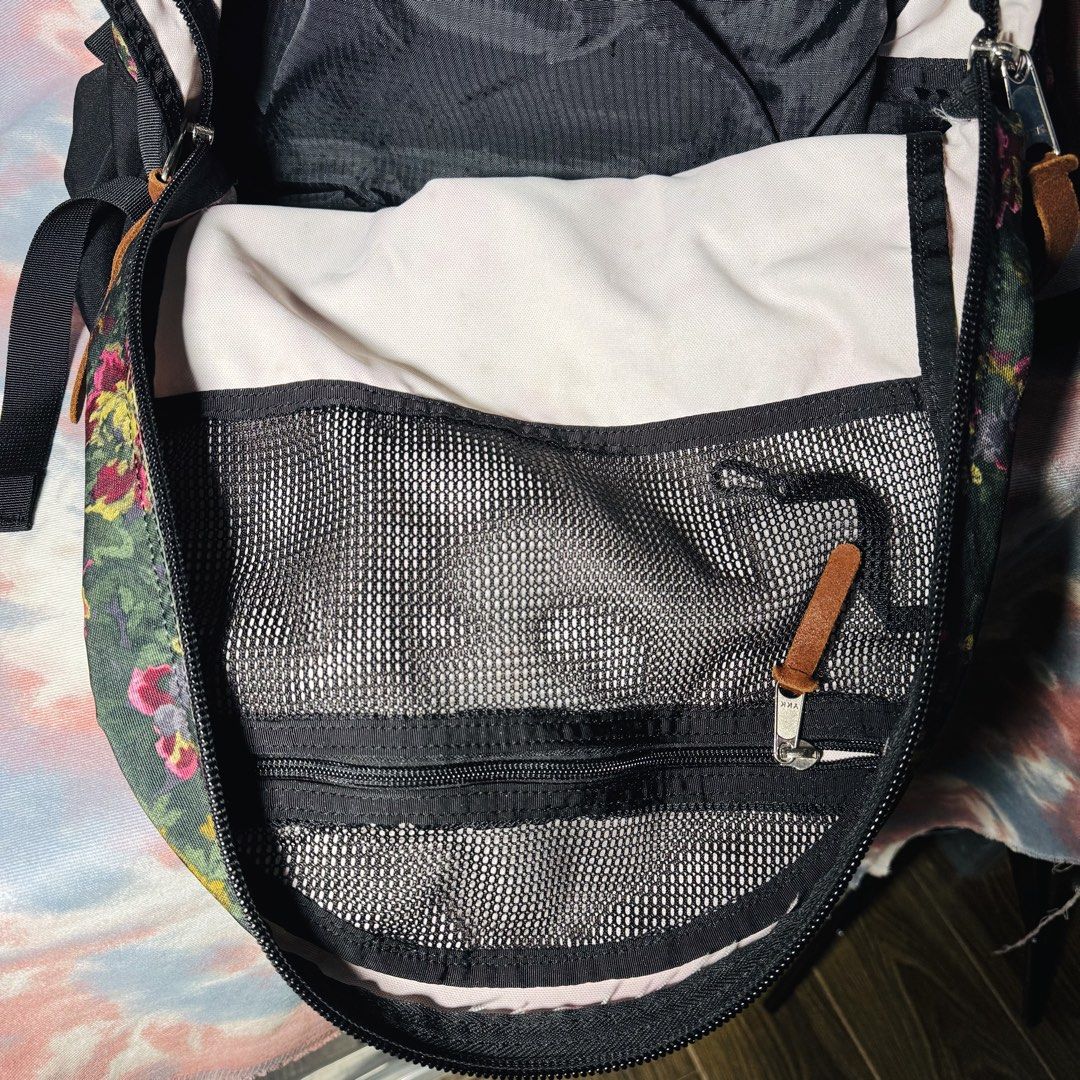 90% new Gregory Day and half pack backpack 33L Garden Tapestry 紅花 綠花圖案拉鏈背囊 書包 背包 （分類：背包）位於 Hong Kong。 由 napohk 提交（商品編號 1465840023，圖片 4）。簡介： 90% new Gregory Day and half pack backpack 33L Garden Tapestry 紅花 綠花圖案拉鏈背囊 書包 背包 #舊logo 內有網格。