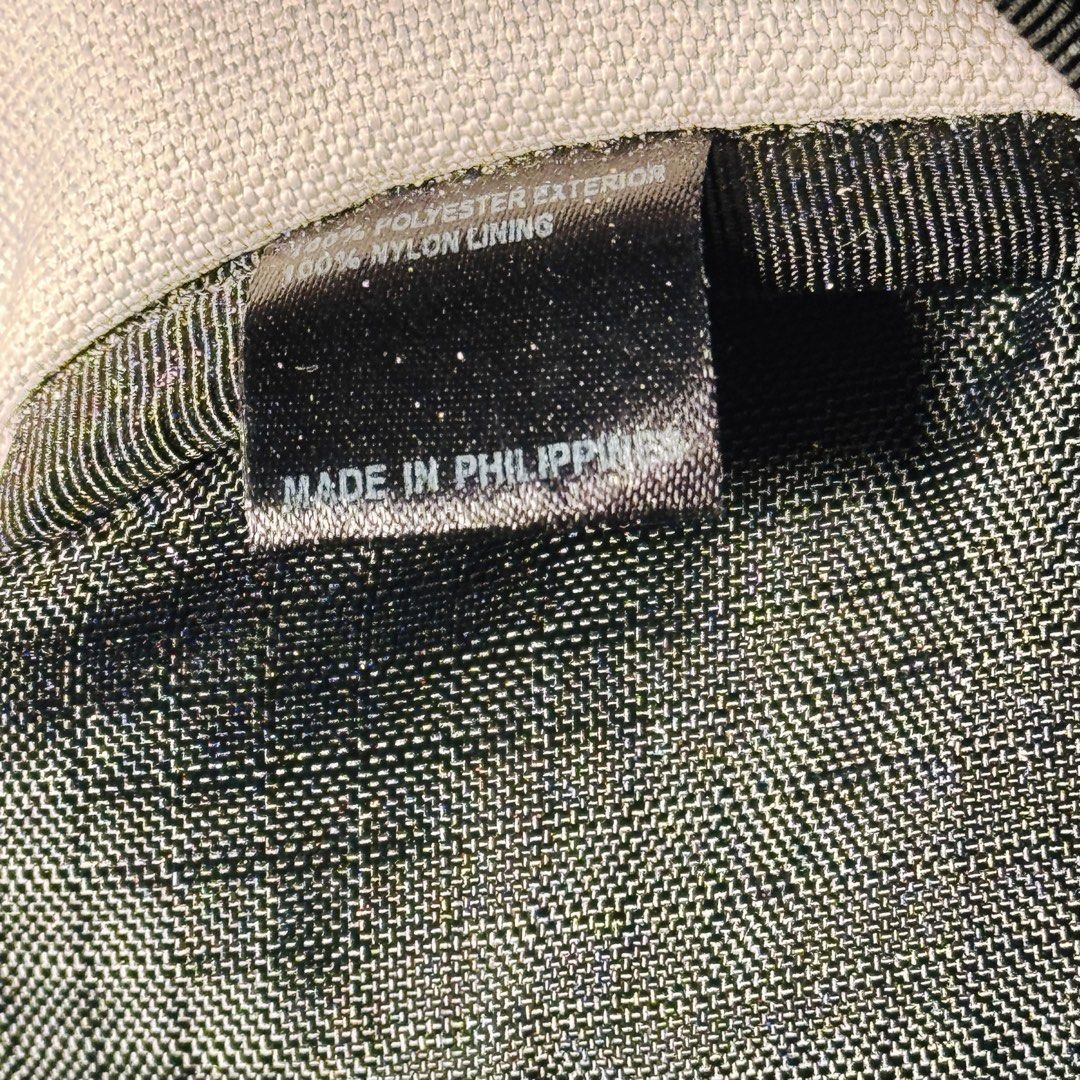 90% new Gregory Day and half pack backpack 33L Garden Tapestry 紅花 綠花圖案拉鏈背囊 書包 背包 （分類：背包）位於 Hong Kong。 由 napohk 提交（商品編號 1465840023，圖片 5）。簡介： 90% new Gregory Day and half pack backpack 33L Garden Tapestry 紅花 綠花圖案拉鏈背囊 書包 背包 #舊logo 內有網格。