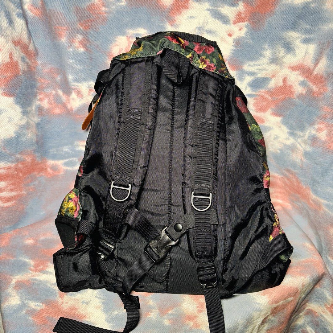 90% new Gregory Day and half pack backpack 33L Garden Tapestry 紅花 綠花圖案拉鏈背囊 書包 背包 （分類：背包）位於 Hong Kong。 由 napohk 提交（商品編號 1465840023，圖片 2）。簡介： 90% new Gregory Day and half pack backpack 33L Garden Tapestry 紅花 綠花圖案拉鏈背囊 書包 背包 #舊logo 內有網格。