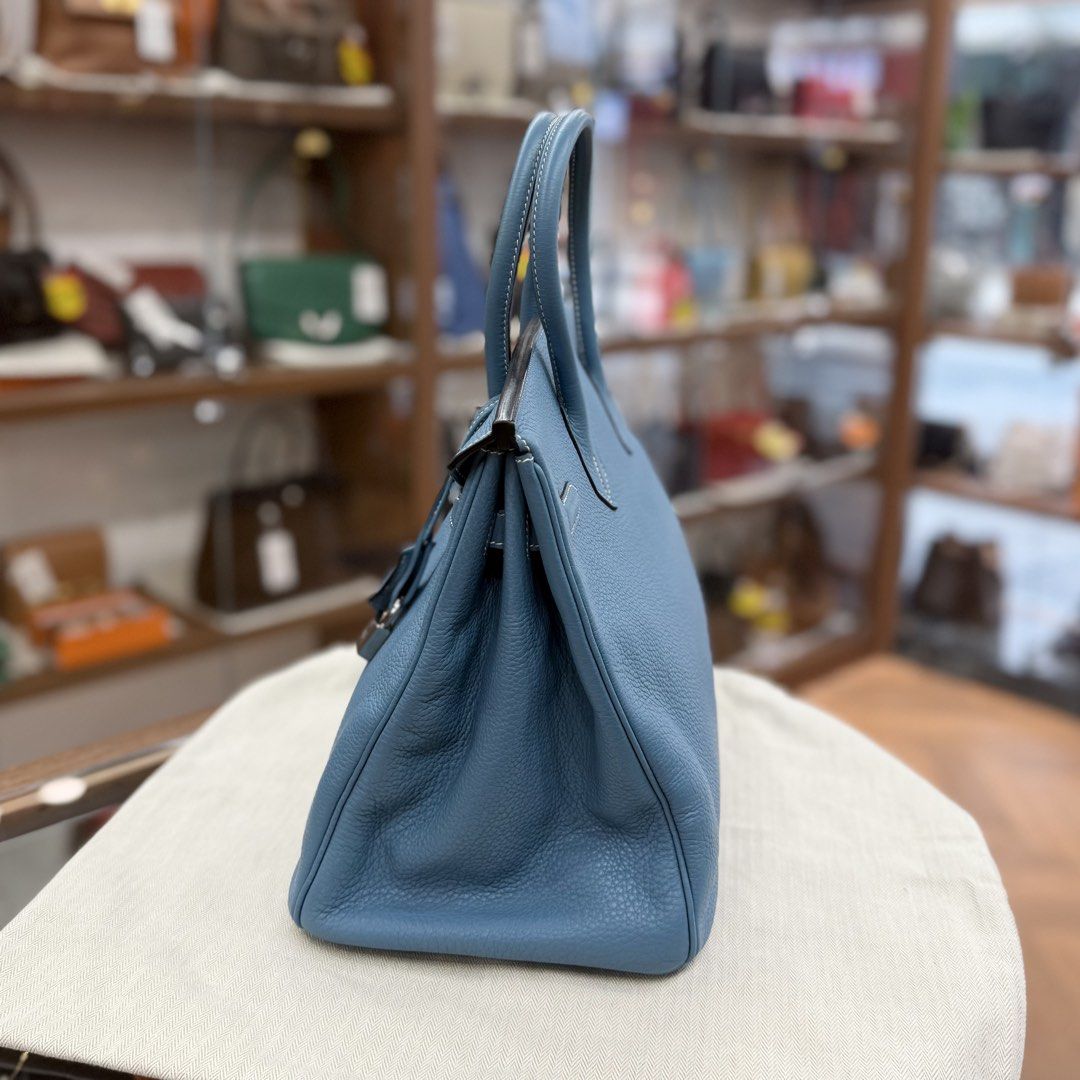 90%NEW USED HERMES BIRKIN 35 牛仔藍銀扣 BLEU JEAN PHW TOGO 口 L #愛馬仕鉑金 #B35 （分類：手袋及銀包）位於 Hong Kong。 由 pandabag 提交（商品編號 1465835751，圖片 3）。簡介： Condition : 90%NEW (關於新舊描述因人而異,建議門市看實物) Stamp : 口 L (2008) ACCESSORIES ：DUST BAG Size：35cm x H 28cm x W 18cm 本公司為香港尖沙咀實體店鋪 并持有合法有效商業登記 💯AUTHENTIC正品正貨 Buy / Sell / Consig / Trade 📍門市地址：尖沙咀加連威老道68號威華大廈地鋪 Shop 68B, G/F, Wai Wah Building, Granville Road, Tsim Sha Tsui） ⏰營業時間：星期一至日 ：12:00-21:00 TEL：+852 2775 2228 ☎️WH