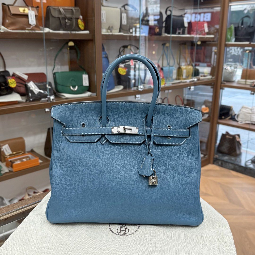 90%NEW USED HERMES BIRKIN 35 牛仔藍銀扣 BLEU JEAN PHW TOGO 口 L #愛馬仕鉑金 #B35 （分類：手袋及銀包）位於 Hong Kong。 由 pandabag 提交（商品編號 1465835751，圖片 1）。簡介： Condition : 90%NEW (關於新舊描述因人而異,建議門市看實物) Stamp : 口 L (2008) ACCESSORIES ：DUST BAG Size：35cm x H 28cm x W 18cm 本公司為香港尖沙咀實體店鋪 并持有合法有效商業登記 💯AUTHENTIC正品正貨 Buy / Sell / Consig / Trade 📍門市地址：尖沙咀加連威老道68號威華大廈地鋪 Shop 68B, G/F, Wai Wah Building, Granville Road, Tsim Sha Tsui） ⏰營業時間：星期一至日 ：12:00-21:00 TEL：+852 2775 2228 ☎️WH