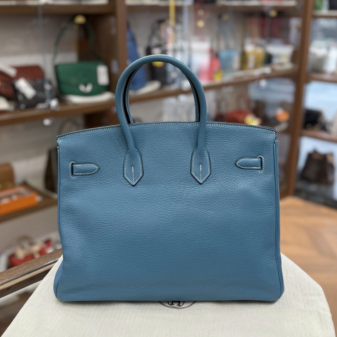 90%NEW USED HERMES BIRKIN 35 牛仔藍銀扣 BLEU JEAN PHW TOGO 口 L #愛馬仕鉑金 #B35 （分類：手袋及銀包）位於 Hong Kong。 由 pandabag 提交（商品編號 1465835751，圖片 2）。簡介： Condition : 90%NEW (關於新舊描述因人而異,建議門市看實物) Stamp : 口 L (2008) ACCESSORIES ：DUST BAG Size：35cm x H 28cm x W 18cm 本公司為香港尖沙咀實體店鋪 并持有合法有效商業登記 💯AUTHENTIC正品正貨 Buy / Sell / Consig / Trade 📍門市地址：尖沙咀加連威老道68號威華大廈地鋪 Shop 68B, G/F, Wai Wah Building, Granville Road, Tsim Sha Tsui） ⏰營業時間：星期一至日 ：12:00-21:00 TEL：+852 2775 2228 ☎️WH