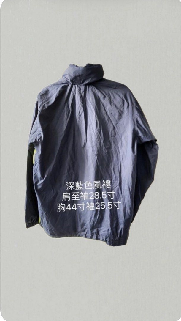 深藍色風褸，男女色 （分類：外套及戶外衣服）位於 Hong Kong。 由 liu7070 提交（商品編號 1465933595，圖片 3）。簡介： 不適合完美主義者(近新-擱置 原價HK$198➡️HK$59.9風褸-男女款 確定要貨為主,問問題/回答不代表留貨 介意者勿購/勿插/勿留言 轉數快/中銀過數後3-7天寄出 香港順豐／京東運費到付。