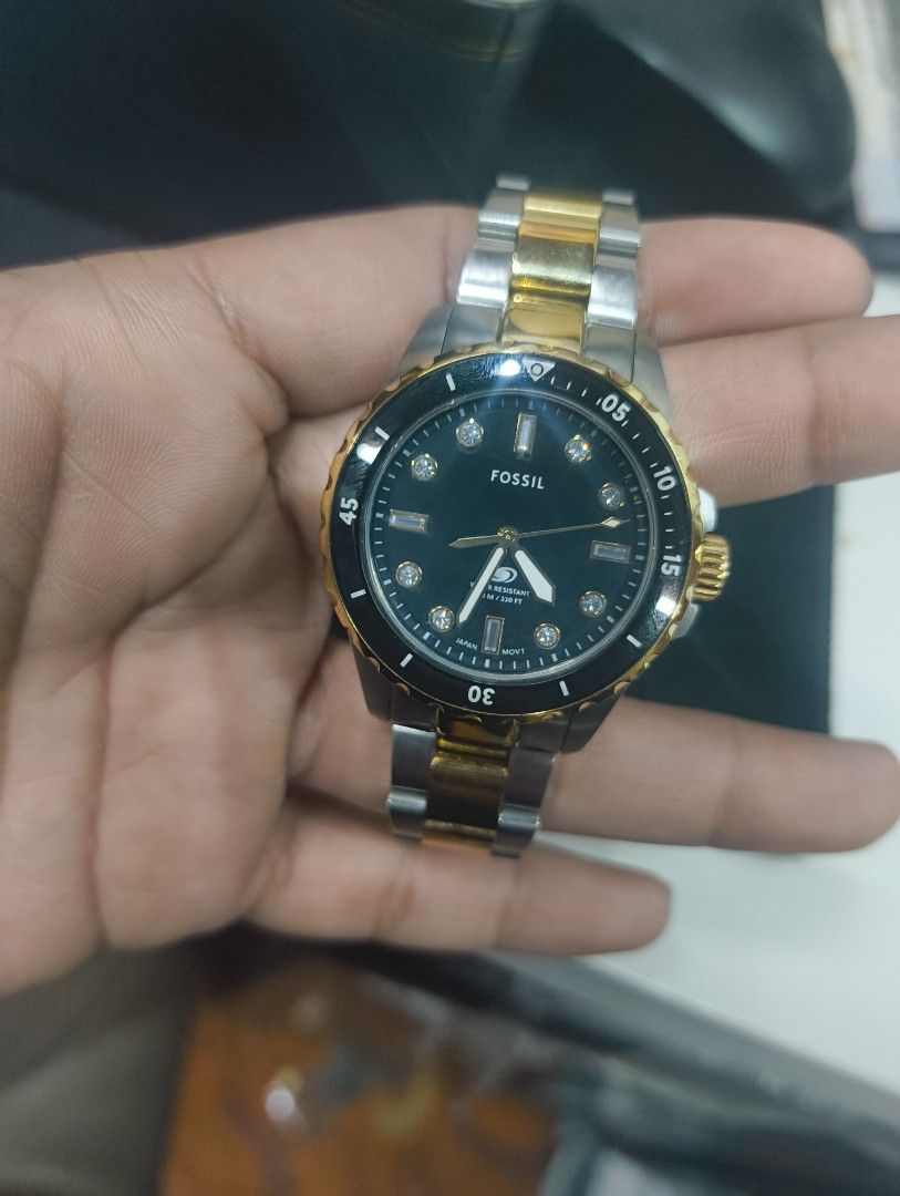 💯 AUTHENTIC FOSSIL WATCH❤️‍🩹🩷🥰🧡 (Category: Announcements) located in Caloocan City. Submitted by quinnnatha63205 (Listing ID 1465934051, Image 2). Description: Original Fossil Watch bought in SM STORE... with box and extra links.