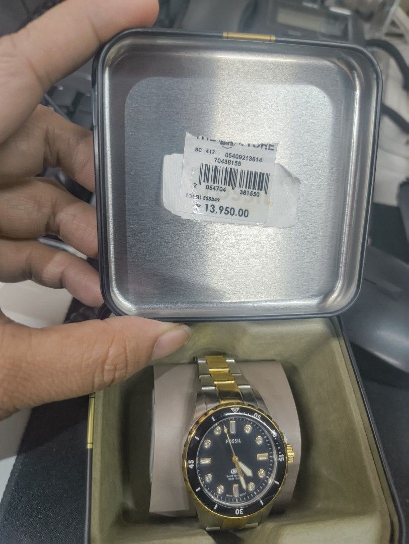 💯 AUTHENTIC FOSSIL WATCH❤️‍🩹🩷🥰🧡 (Category: Announcements) located in Caloocan City. Submitted by quinnnatha63205 (Listing ID 1465934051, Image 3). Description: Original Fossil Watch bought in SM STORE... with box and extra links.