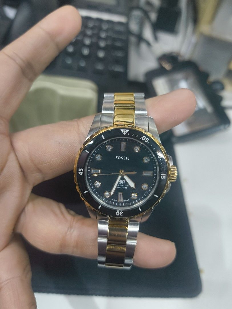 💯 AUTHENTIC FOSSIL WATCH❤️‍🩹🩷🥰🧡 (Category: Announcements) located in Caloocan City. Submitted by quinnnatha63205 (Listing ID 1465934051, Image 1). Description: Original Fossil Watch bought in SM STORE... with box and extra links.