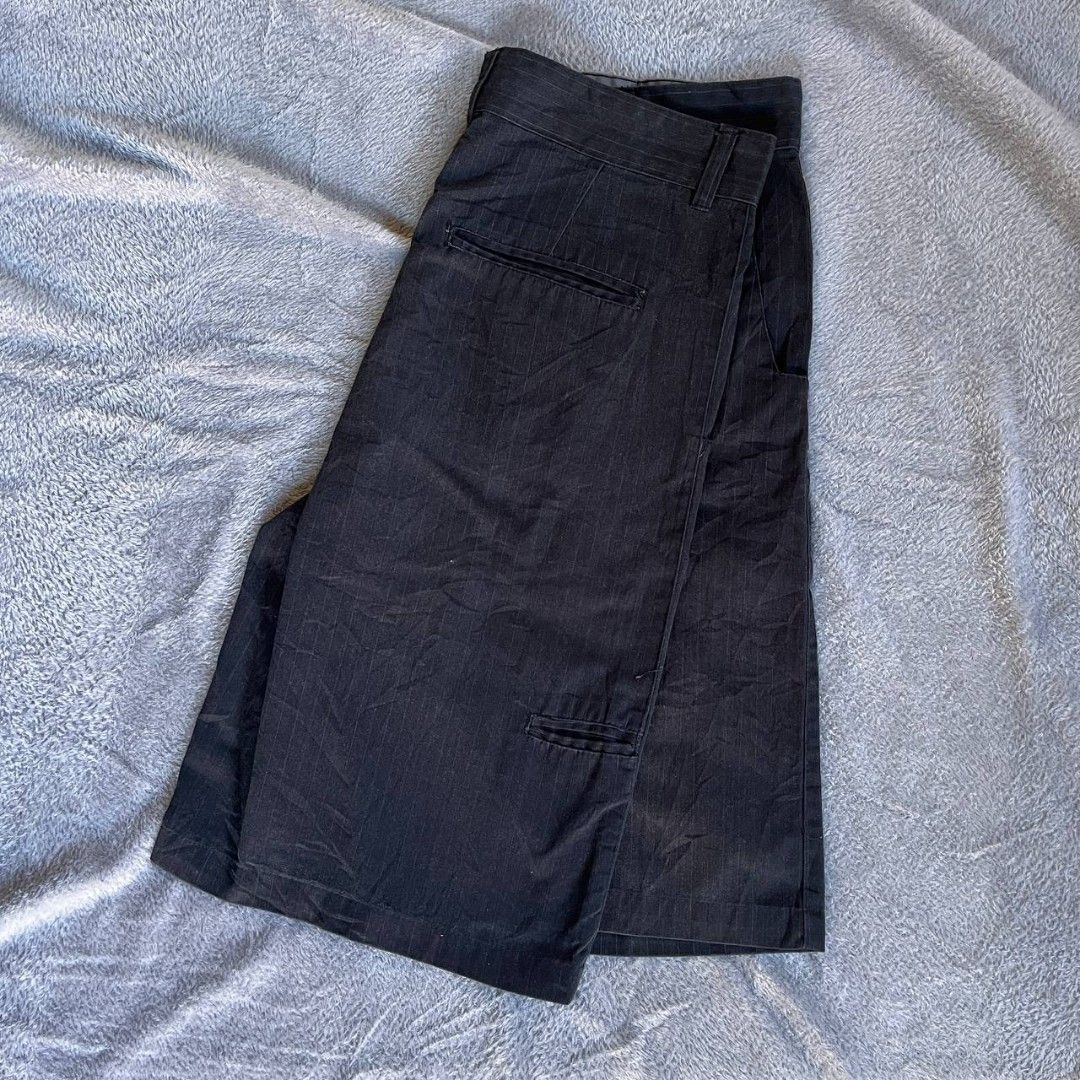 📍 BAGGY TROUSER JORTS (Category: Shorts) located in Naga. Submitted by thrift_na (Listing ID 1465879255, Image 1). Description: 📍 BAGGY TROUSER JORTS 📐 Dimensions ( inches ) Waistline: 34/36 Length: 24 Thigh: 14 Hem: 11.5 📜 Details Already Wash/Ready To Wear Color Rate: 10/10 Issue: belt hoop only Hard Fabric & Heavy Good Fittings.