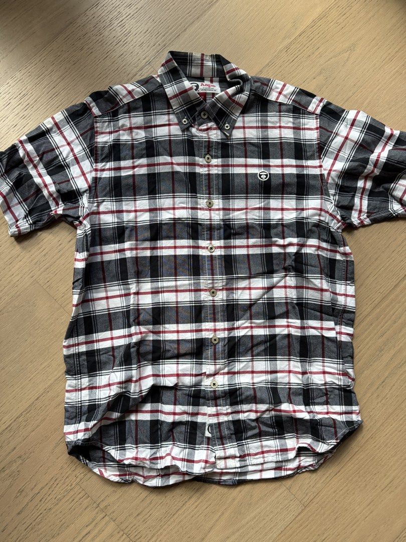 Aape 格仔短袖恤衫 M碼 （分類：T-shirt、恤衫、有領衫）位於 Hong Kong。 由 johnchong123 提交（商品編號 1465770543，圖片 1）。簡介： Aape短袖恤衫，黑白紅格仔。背脊有大Logo印刷，心口有章。鈕扣都有字，細節位足。M碼數。香港門市買入，少著好新淨，衣企冇黃。平日出街或者返學都啱著，襯牛記笠記最正。有興趣可以問我拎多啲相或者傾價錢。。