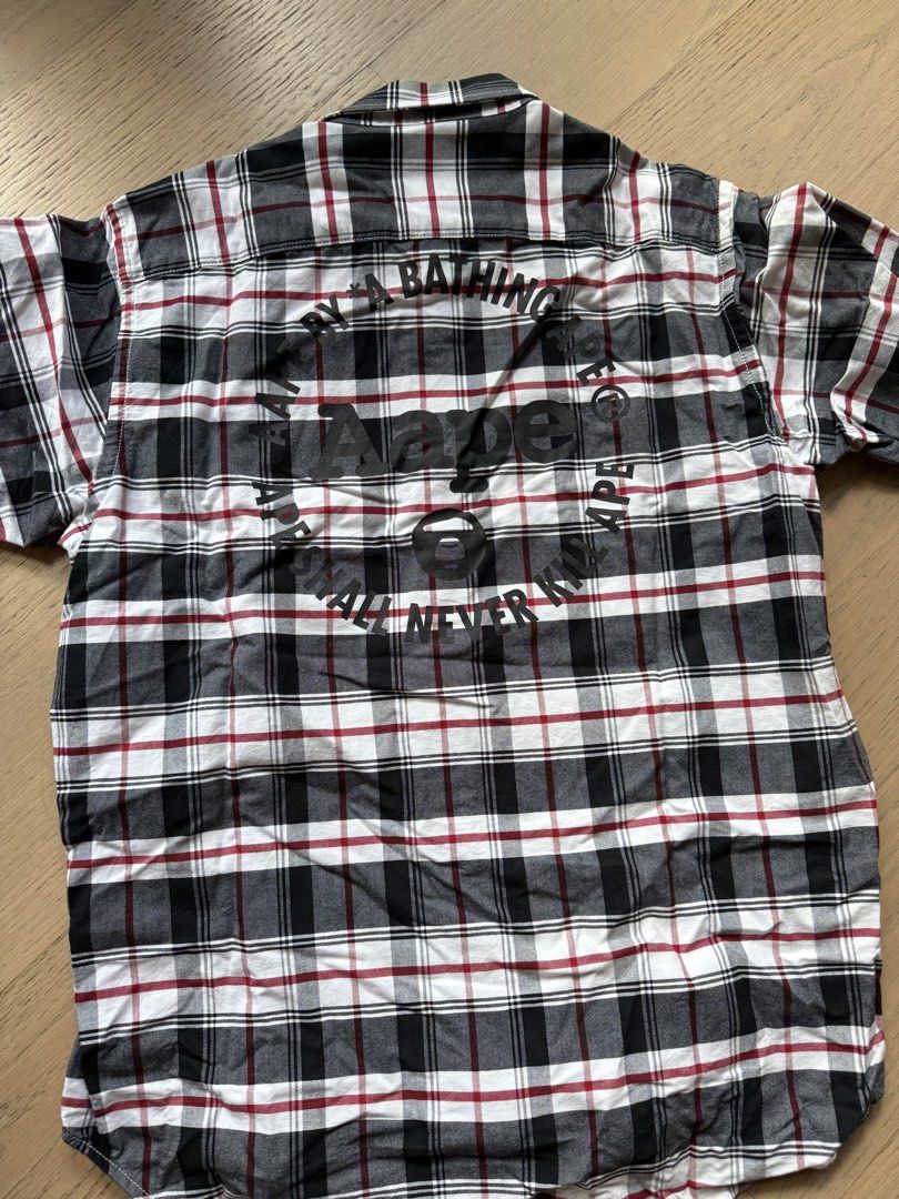 Aape 格仔短袖恤衫 M碼 （分類：T-shirt、恤衫、有領衫）位於 Hong Kong。 由 johnchong123 提交（商品編號 1465770543，圖片 3）。簡介： Aape短袖恤衫，黑白紅格仔。背脊有大Logo印刷，心口有章。鈕扣都有字，細節位足。M碼數。香港門市買入，少著好新淨，衣企冇黃。平日出街或者返學都啱著，襯牛記笠記最正。有興趣可以問我拎多啲相或者傾價錢。。