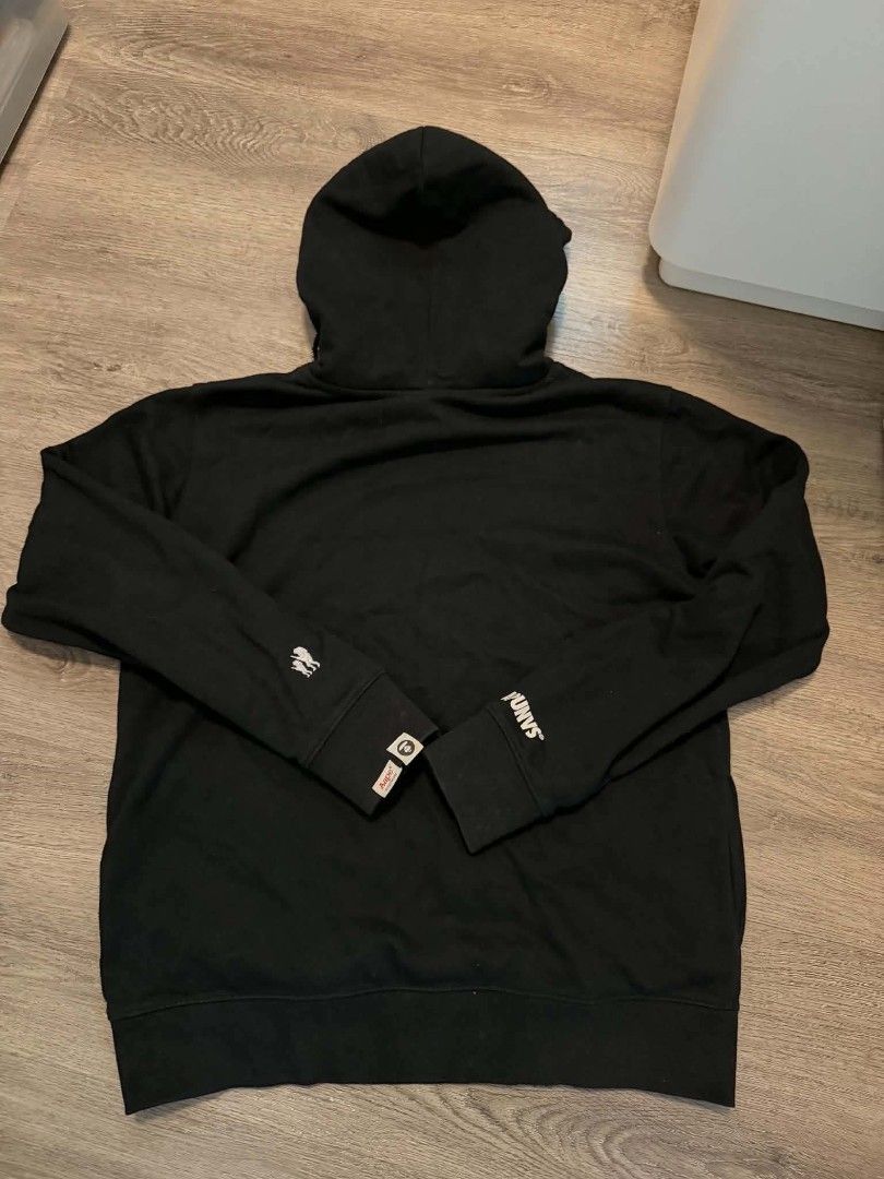 Aape a bathing ape hoodie (Category: Coats, Jackets and Outerwear) located in General Trias. Submitted by hungariancheesecake (Listing ID 1465807536, Image 2). Description: Medium.