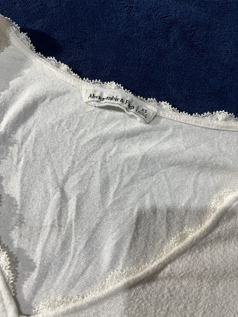 Abercrombie Top (Category: Blouses) located in Antipolo. Submitted by jerpilemon (Listing ID 1465776705, Image 2). Description: XS on tag Good Condition Complete tags.