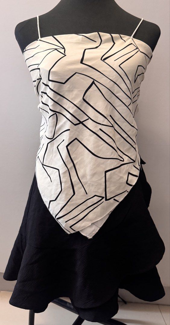 Abstract Print Scarf Top (Category: Sleeveless) located in Dasmarinas. Submitted by pixiesell (Listing ID 1465780085, Image 1). Description: Scarf top and tie-back detail with a knot at the back. Fabric: Lightweight and breathable, perfect for warm weather or layering Size: Small Used once during a beach trip..
