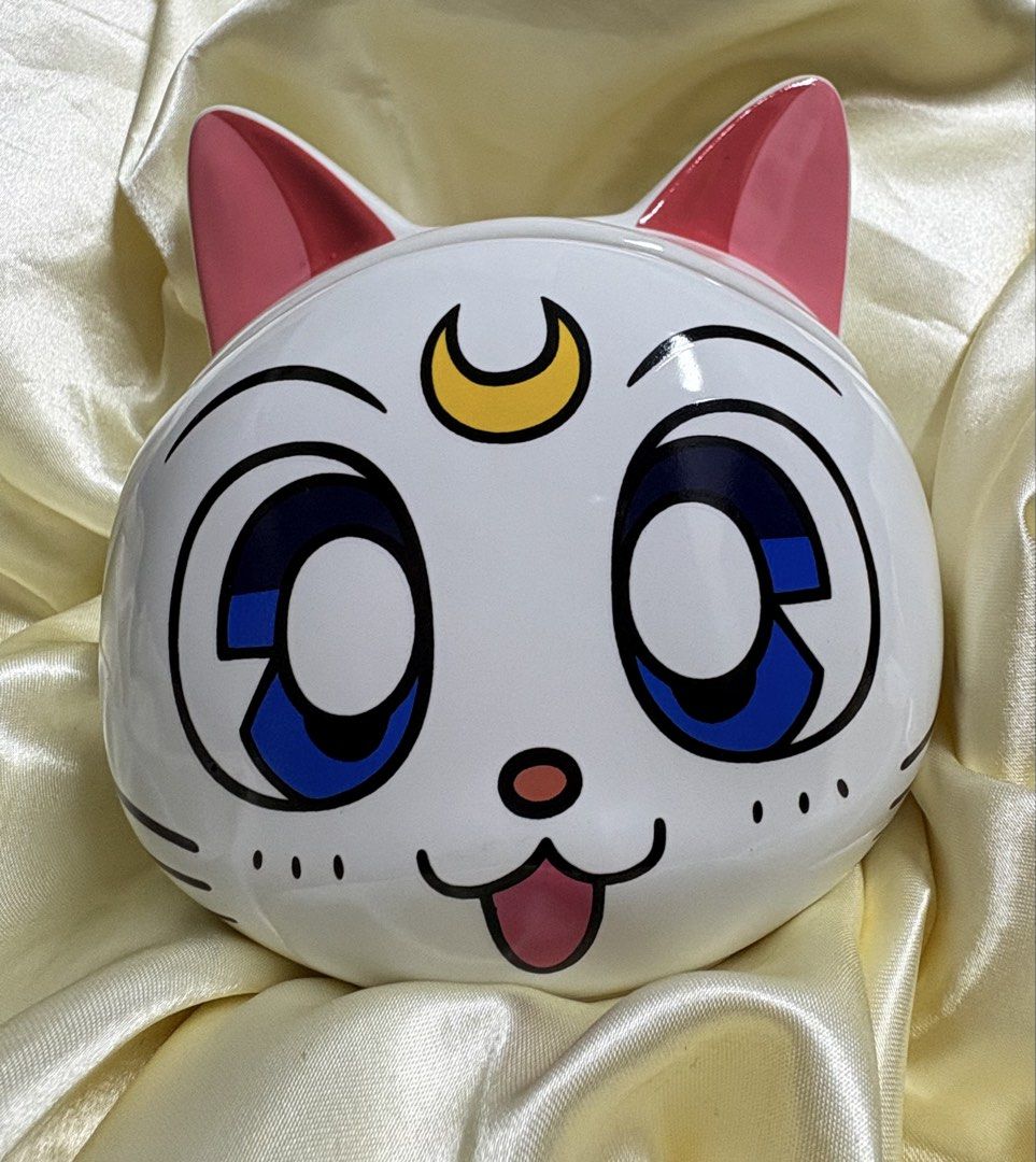 Abystyle Sailor Moon (Category: Vases & Decorative Bowls) located in Calamba. Submitted by hasminaa9 (Listing ID 1465834260, Image 2). Description: Abystyle Sailor Moon Mug with lid.