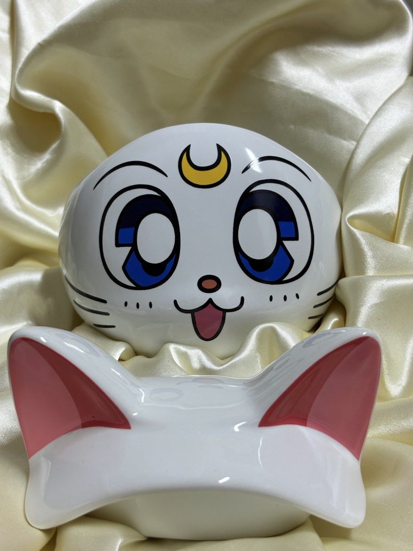 Abystyle Sailor Moon (Category: Vases & Decorative Bowls) located in Calamba. Submitted by hasminaa9 (Listing ID 1465834260, Image 3). Description: Abystyle Sailor Moon Mug with lid.