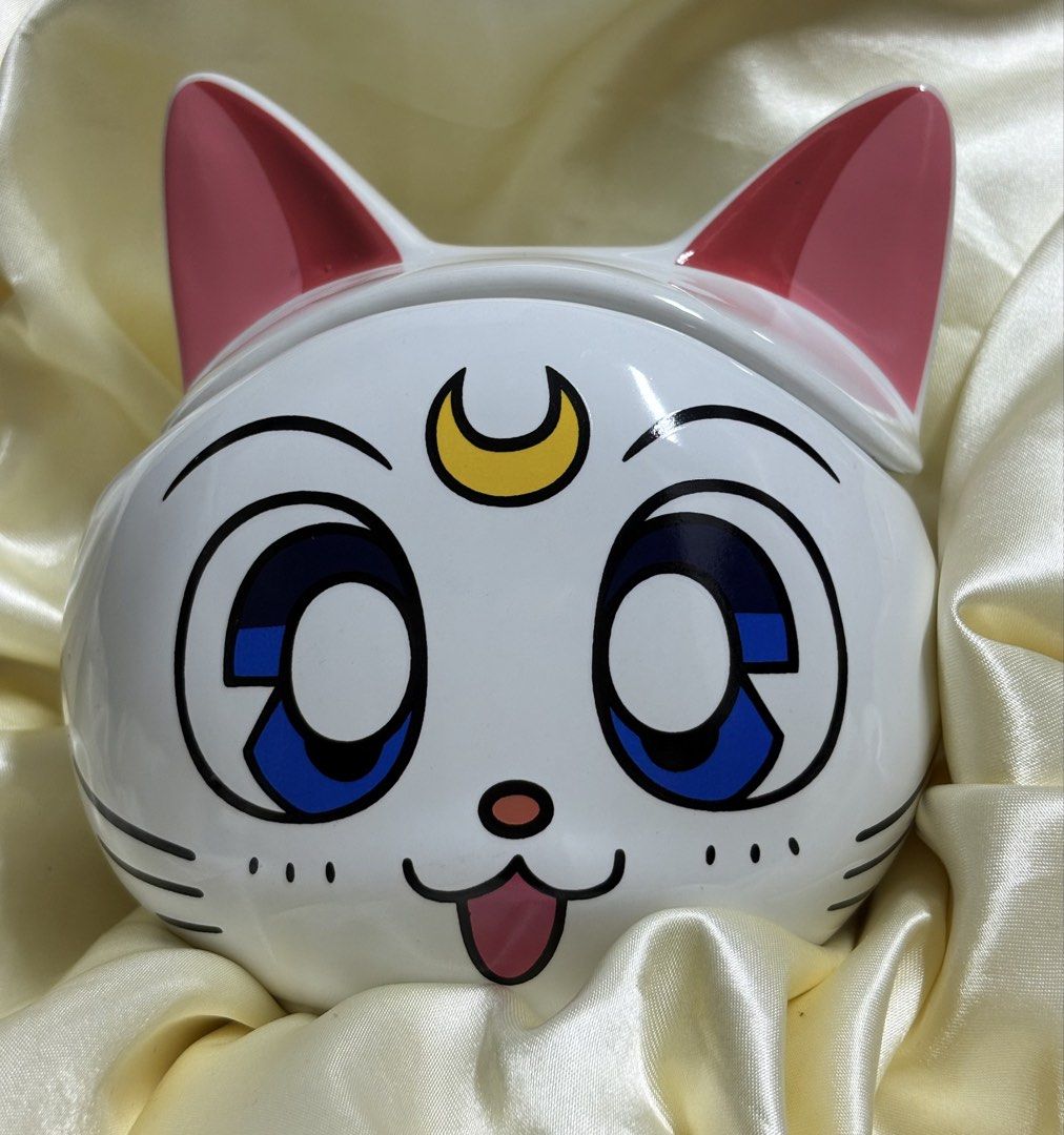 Abystyle Sailor Moon (Category: Vases & Decorative Bowls) located in Calamba. Submitted by hasminaa9 (Listing ID 1465834260, Image 1). Description: Abystyle Sailor Moon Mug with lid.