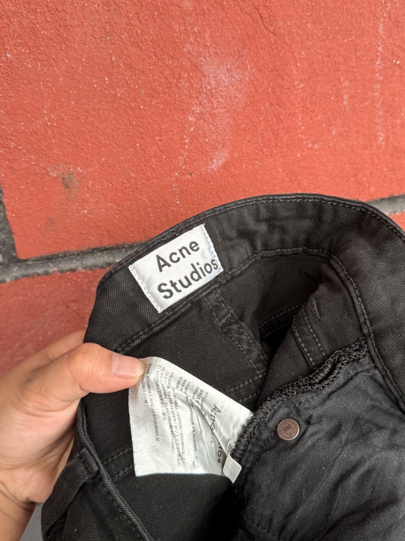 Acne Studios (Category: Luxury Apparel) located in Baguio. Submitted by mardimercredi14 (Listing ID 1465850190, Image 3). Description: 🔥 Maison Martin Margiela Dimensions: 32-40*33.5 Condition: excellent Color Rate: 9 ❌ none.