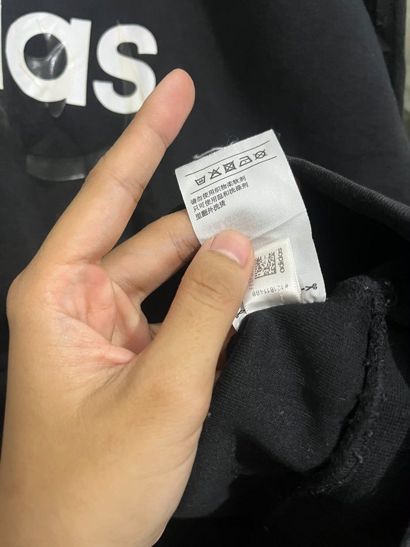 Adidas Black Graphic Sweatshirt (Category: Coats, Jackets and Outerwear) located in Talavera. Submitted by jamiegenc (Listing ID 1465891654, Image 3). Description: - Color: Black with large white chest logo 29x23 - Material: Warm and comfortable fabric - Design: Ribbed crew neck, cuffs, and hem with stylish panel detailing on sleeves and body - Details: Small branded patch near the bottom hem - Versatility: Clean, classic sportswear look that is 