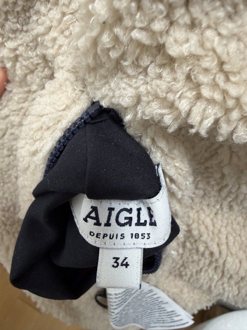 AIGLE Thermolite Reversible Quilted Sherpa Bomber Jacket Navy （分類：外套及戶外衣服）位於 Hong Kong。 由 jamie8823 提交（商品編號 1465802200，圖片 7）。簡介： AIGLE thermolite reversible bomber jacket. Dark navy quilted side on the outside with beige fleece sherpa pockets. Flip it inside out and you get a full sherpa fleece body with navy sleeves. Ribbed collar, cuffs, and hem. Full zip closure with dual ring pullers. Black AIGLE logo patch on the left sleeve. Versatile winte