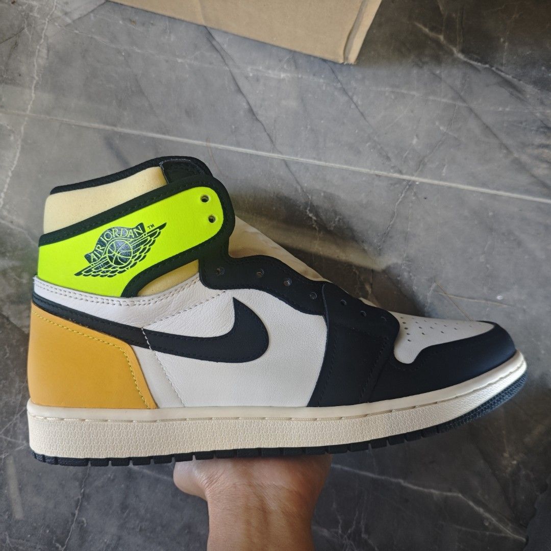 Air Jordan 1 High OG Volt Gold (Category: Sneakers) located in Iloilo. Submitted by teezeewhyyy (Listing ID 1465833788, Image 1). Description: .
