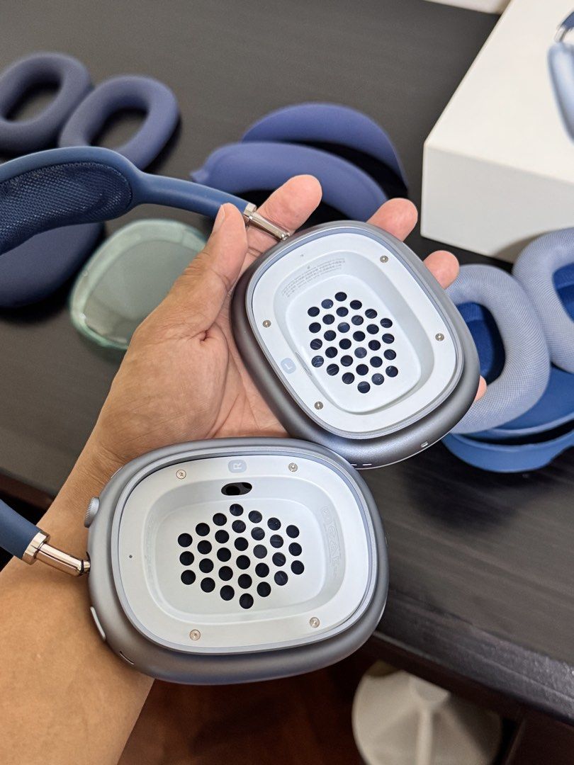 Airpods Max (Category: Headphones & Headsets) located in Paranaque City. Submitted by rapido25 (Listing ID 1465924748, Image 3). Description: AUTHENTIC!!!! Airpods Max V1 No issue. Kahit gasgas wala. BF Homes, Parañaque here Meet-up: SMBF, SMSouthmall, Lopez Hypermarket, SM Southmall, Festival Mall, or ATC. All complete with box and receipt. Rfs: Pandagdag sa GTA VI Dualsense at GTA VI game. Pm me if interested. Negotiable po. .