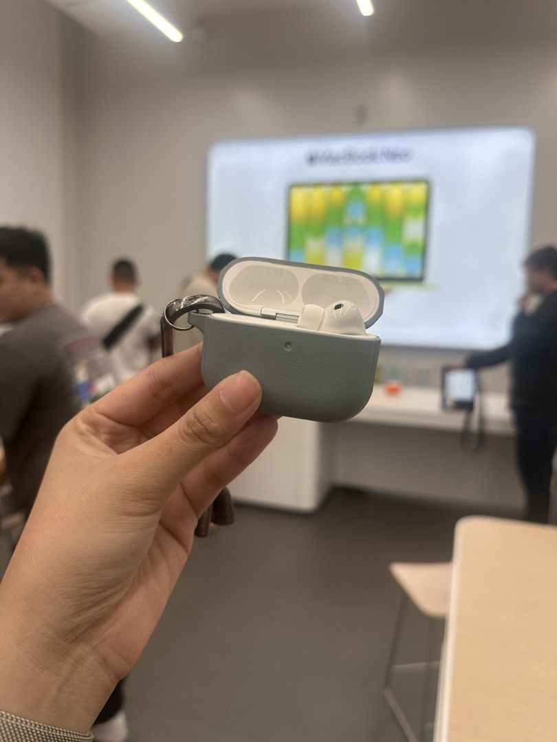 AIRPODS PRO 3 - CASE, RIGHT BUD (Category: Earphones) located in Manila. Submitted by dailyby.lily (Listing ID 1465879424, Image 1). Description: AIRPODS PRO 3 – CASE + RIGHT POD ONLY Selling because I lost the left AirPod during our Taiwan trip and decided not to replace it anymore. PRICE: AirPods Pro 3 Case – ₱5,500 Right AirPod – ₱5,000 Can be bought separately or together. Both are fully functional and in good condition. Battery is still grea