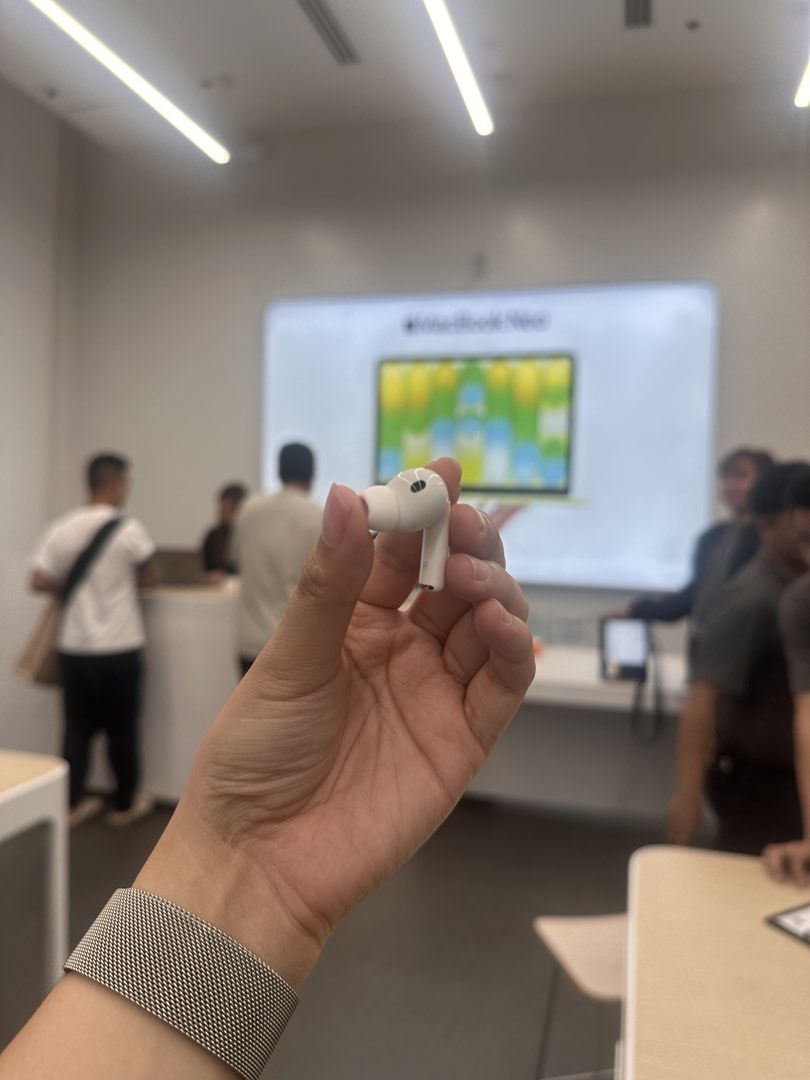 AIRPODS PRO 3 - CASE, RIGHT BUD (Category: Earphones) located in Manila. Submitted by dailyby.lily (Listing ID 1465879424, Image 2). Description: AIRPODS PRO 3 – CASE + RIGHT POD ONLY Selling because I lost the left AirPod during our Taiwan trip and decided not to replace it anymore. PRICE: AirPods Pro 3 Case – ₱5,500 Right AirPod – ₱5,000 Can be bought separately or together. Both are fully functional and in good condition. Battery is still grea