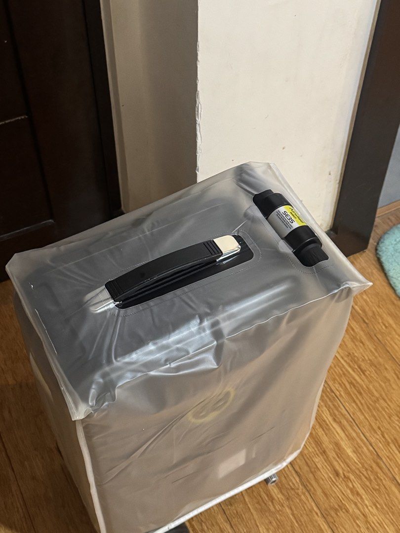AirWheel SE3S (Category: Luggage) located in Manila. Submitted by iluuuvpotatoes (Listing ID 1465859451, Image 2). Description: Negotiable. Only used once upon buying at the mall. Comes with the waterproof cover, two batteries, charging cord. Performance * Motor power: 250W * Top speed: up to 13 km/h * Range per charge: ~10 km * Max load: 110 kg * Climbing ability: ~6° incline Battery * Capacity: 73.26 Wh lithium-ion (removable) * Voltage: 37V * 