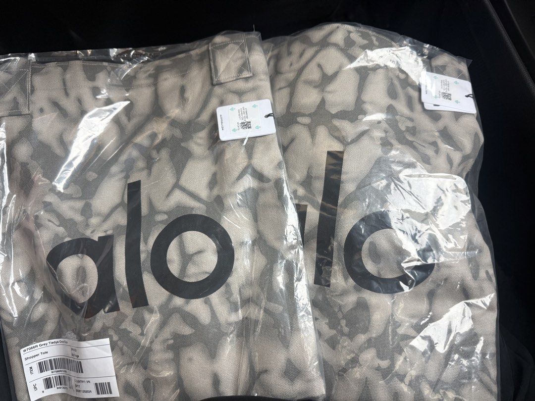 Alo Shopper Tote (Category: Tote Bags) located in Quezon City. Submitted by andieshops (Listing ID 1465847531, Image 3). Description: 2pc available .