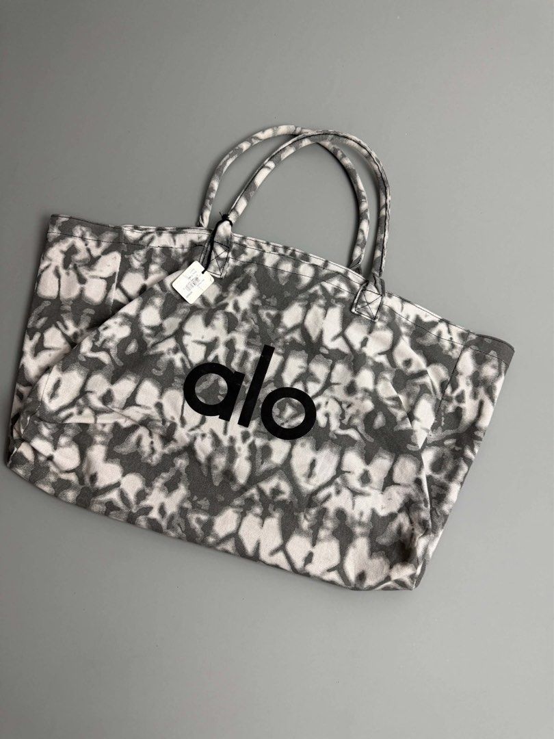 ALO YOGA (Category: Tote Bags) located in Guagua. Submitted by sweetboyy (Listing ID 1465771019, Image 3). Description: ALO YOGA ICONIC SHOPPER TOTE GRAY AND WHITE TIE-DYE PATTERN.