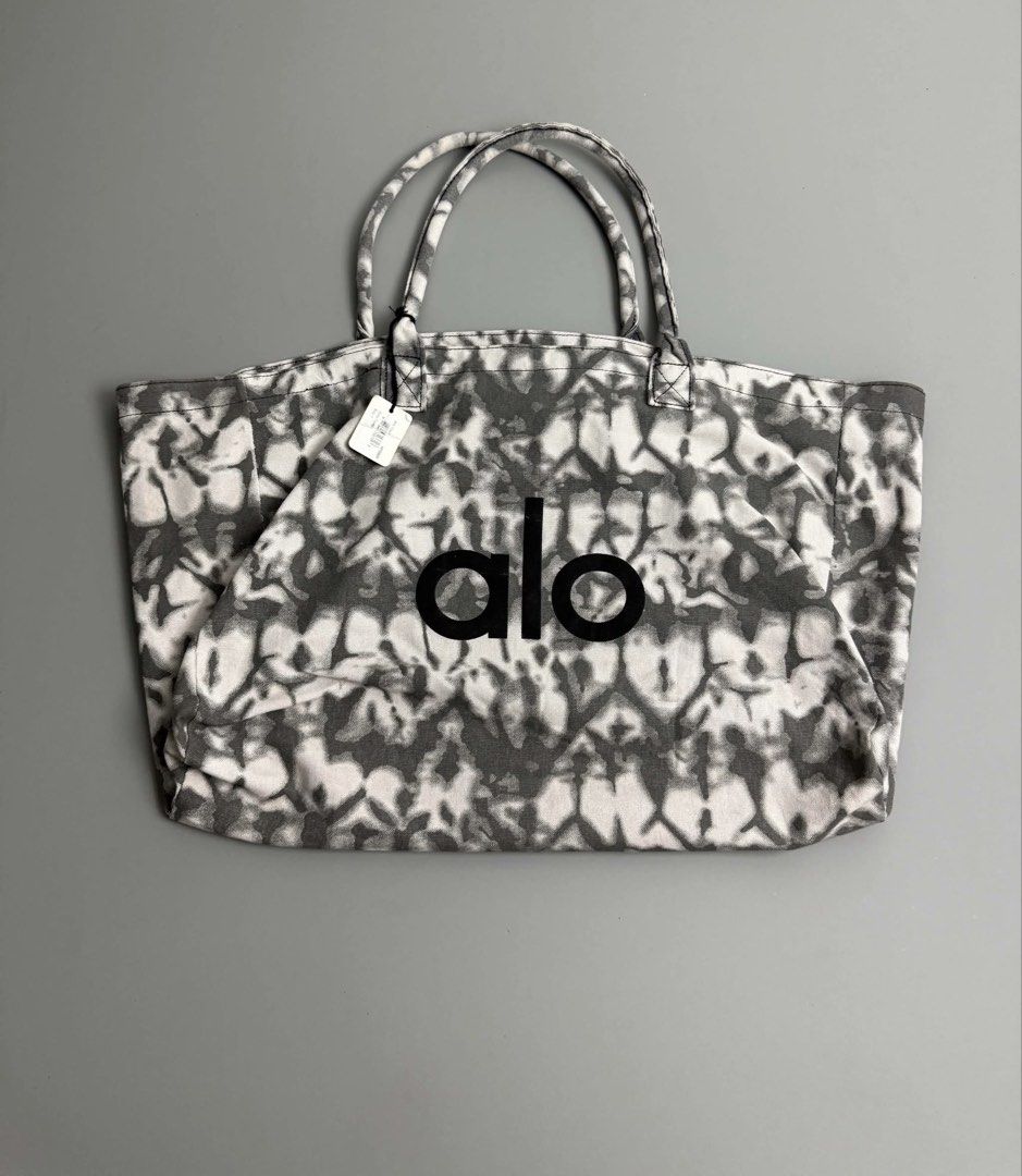 ALO YOGA (Category: Tote Bags) located in Guagua. Submitted by sweetboyy (Listing ID 1465771019, Image 1). Description: ALO YOGA ICONIC SHOPPER TOTE GRAY AND WHITE TIE-DYE PATTERN.