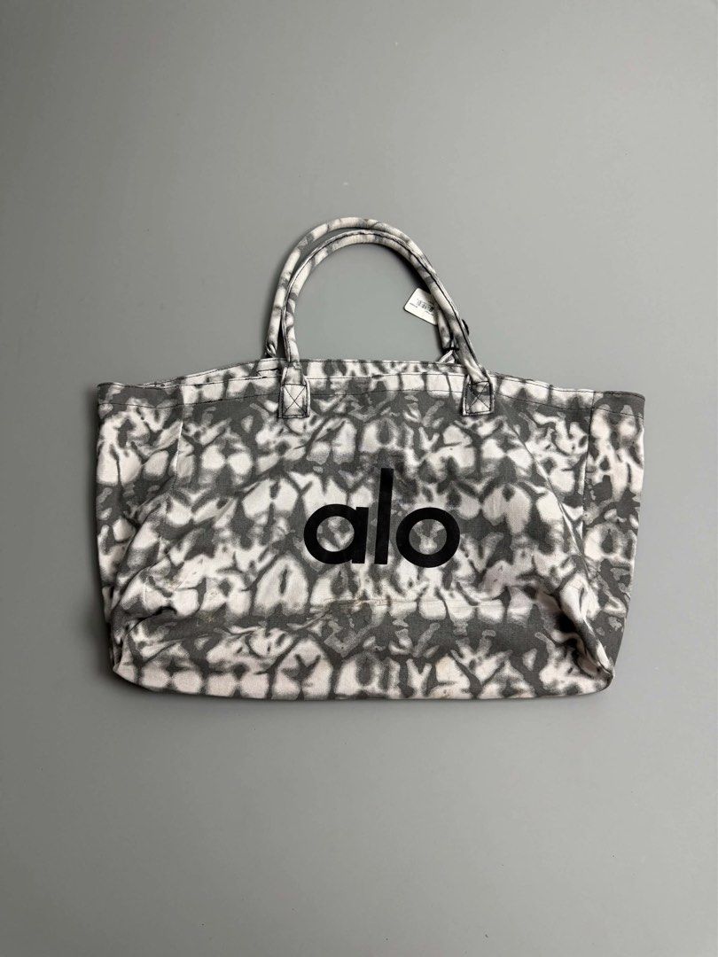 ALO YOGA (Category: Tote Bags) located in Guagua. Submitted by sweetboyy (Listing ID 1465771019, Image 2). Description: ALO YOGA ICONIC SHOPPER TOTE GRAY AND WHITE TIE-DYE PATTERN.