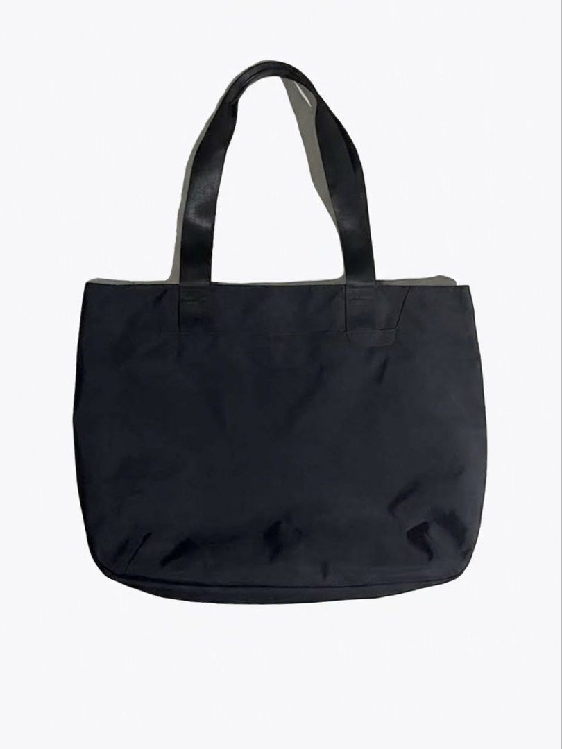 Alpaka Elements Tote - Large (Category: Tote Bags) located in Manila. Submitted by djmac12271982 (Listing ID 1465760485, Image 1). Description: Alpaka Elements Tote - Large 100% Original. Money Back if proven fake Reference: https://alpakagear.com/products/elements-tote-l?variant=45090745745570 20L capacity Front and back external slip pockets Versatile, large-capacity main compartment Semi-padded sleeve fits 16” notebook or laptop Two internal s
