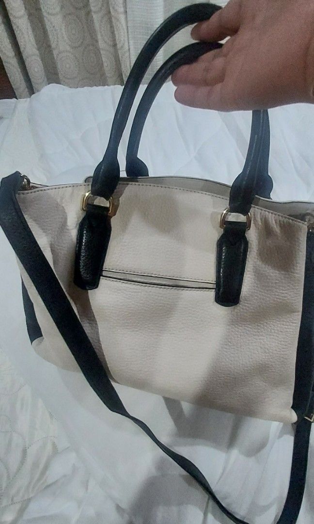 Anne Klein 2 way bag (Category: Shoulder Bags) located in Talisay. Submitted by j-selectfinds (Listing ID 1465837438, Image 2). Description: Anne Klein 2 way bag. with signs of used on the edging. price negotiable.