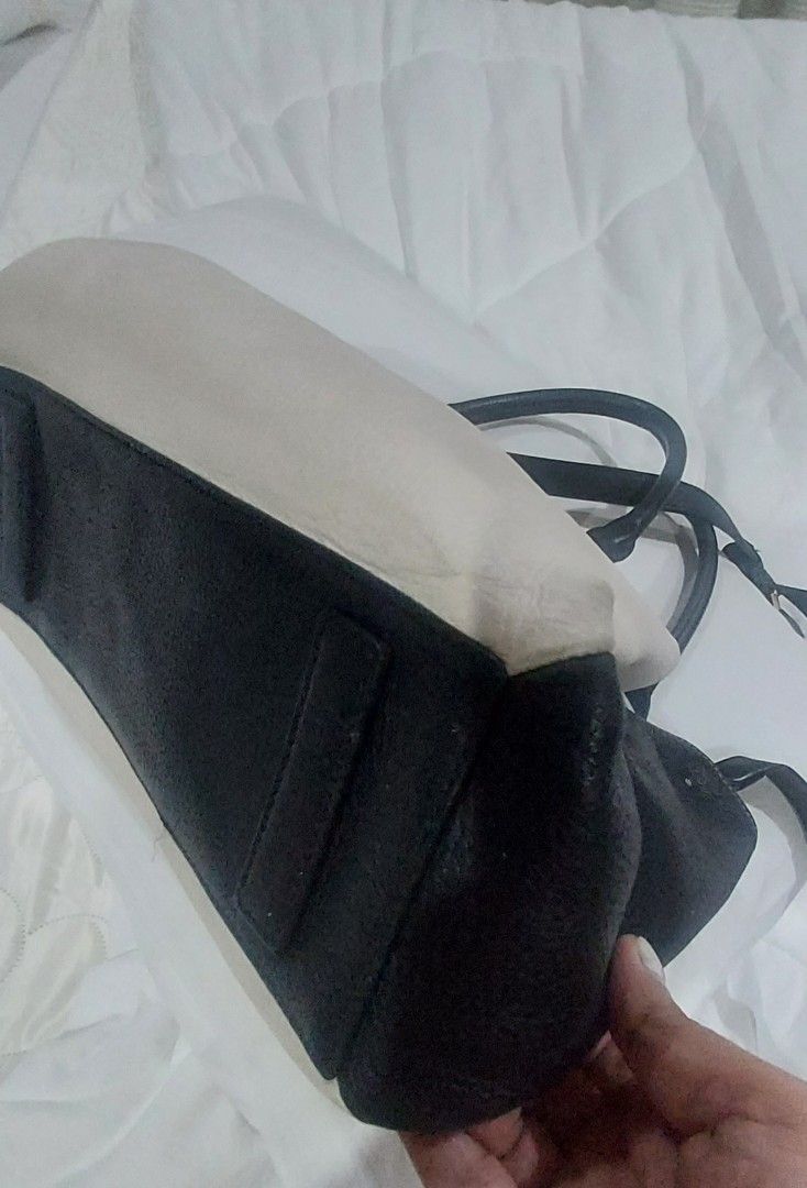 Anne Klein 2 way bag (Category: Shoulder Bags) located in Talisay. Submitted by j-selectfinds (Listing ID 1465837438, Image 3). Description: Anne Klein 2 way bag. with signs of used on the edging. price negotiable.