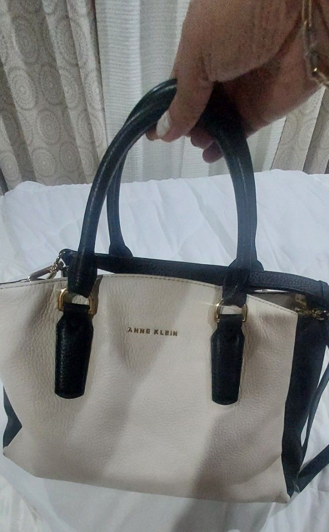 Anne Klein 2 way bag (Category: Shoulder Bags) located in Talisay. Submitted by j-selectfinds (Listing ID 1465837438, Image 1). Description: Anne Klein 2 way bag. with signs of used on the edging. price negotiable.