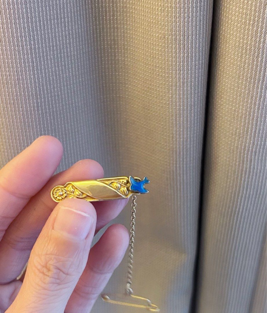 Antique 9 Carat Dainty Pin (Category: Brooches) located in Makati City. Submitted by cestparfaitvintagejewelries (Listing ID 1465776325, Image 1). Description: ❤️Antique 9 Carat Gold Dainty Pin With Blue Enamel Bird Design ❤️C clasp with safety pin ❤️ 2g Note: I’m not selling this as a scrap or per gram. The price is already cheap for an unusual antique pin. This is only for people who appreciate antique jewelry. Check the last photo for the pric