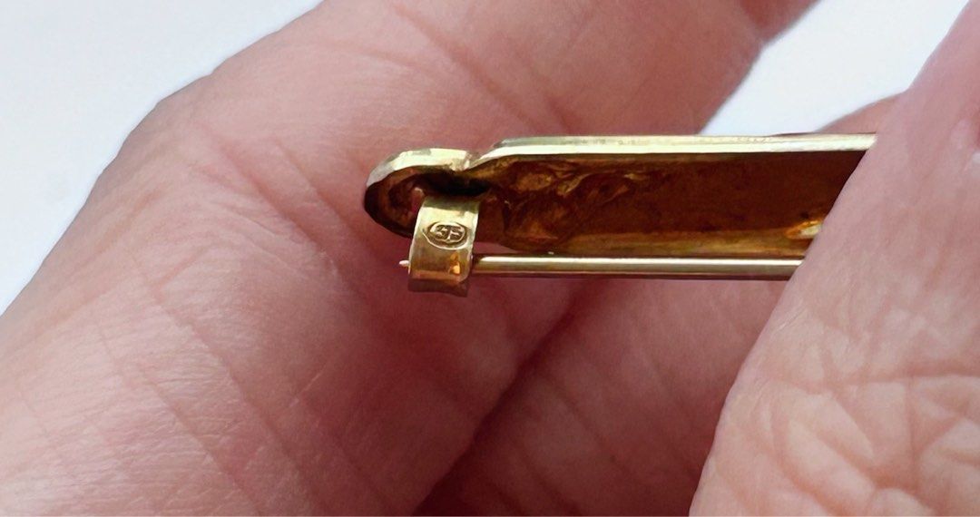 Antique 9 Carat Dainty Pin (Category: Brooches) located in Makati City. Submitted by cestparfaitvintagejewelries (Listing ID 1465776325, Image 2). Description: ❤️Antique 9 Carat Gold Dainty Pin With Blue Enamel Bird Design ❤️C clasp with safety pin ❤️ 2g Note: I’m not selling this as a scrap or per gram. The price is already cheap for an unusual antique pin. This is only for people who appreciate antique jewelry. Check the last photo for the pric