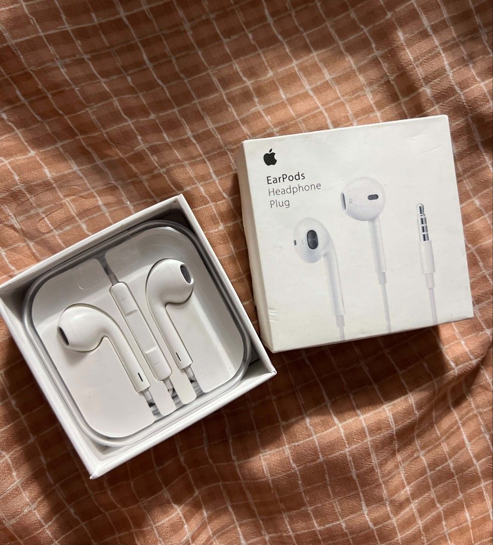 Apple EarPods 3.5mm Headphone Plug (Category: Headphones & Headsets) located in Manila. Submitted by itsashy (Listing ID 1465806405, Image 1). Description: WITH 3 DAYS REPLACEMENT WARRANTY NO REFUND POLICY LALAMOVE / J&T / MEET UP.