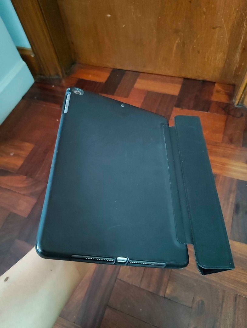 Apple iPad 6th Gen (128GB) (Category: iPad) located in Quezon City. Submitted by luisykeh (Listing ID 1465826326, Image 2). Description: Apple iPad 6th Gen 128GB (WiFi). 100% fully functional with a solid battery. The screen has minor surface smudges that are completely unnoticeable when the display is turned on. Ready for school, work, or media. Condition: Used (Fully Functional) Inclusions: iPad + Protective Case + Charger + Cable + Free Wirele