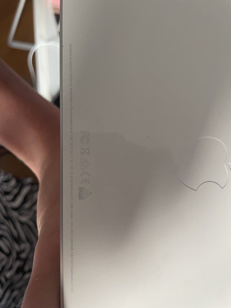 Apple Magic Keyboard (Lightning) （分類：電腦鍵盤及相關產品）位於 Hong Kong。 由 ching_bakey 提交（商品編號 1465858953，圖片 2）。簡介： 2019年 magic keyboard 用了一年 狀態良好 用bluetooth Lightning（舊iphone)充電方式 **貨品不包lightning充電線** 面交地點 沙田新城市、火炭站、穗禾苑、黃竹坑站、海洋公園、朗豪坊，會展站 只收支付寶、現金。