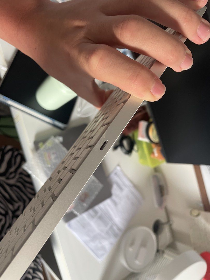 Apple Magic Keyboard (Lightning) （分類：電腦鍵盤及相關產品）位於 Hong Kong。 由 ching_bakey 提交（商品編號 1465858953，圖片 3）。簡介： 2019年 magic keyboard 用了一年 狀態良好 用bluetooth Lightning（舊iphone)充電方式 **貨品不包lightning充電線** 面交地點 沙田新城市、火炭站、穗禾苑、黃竹坑站、海洋公園、朗豪坊，會展站 只收支付寶、現金。